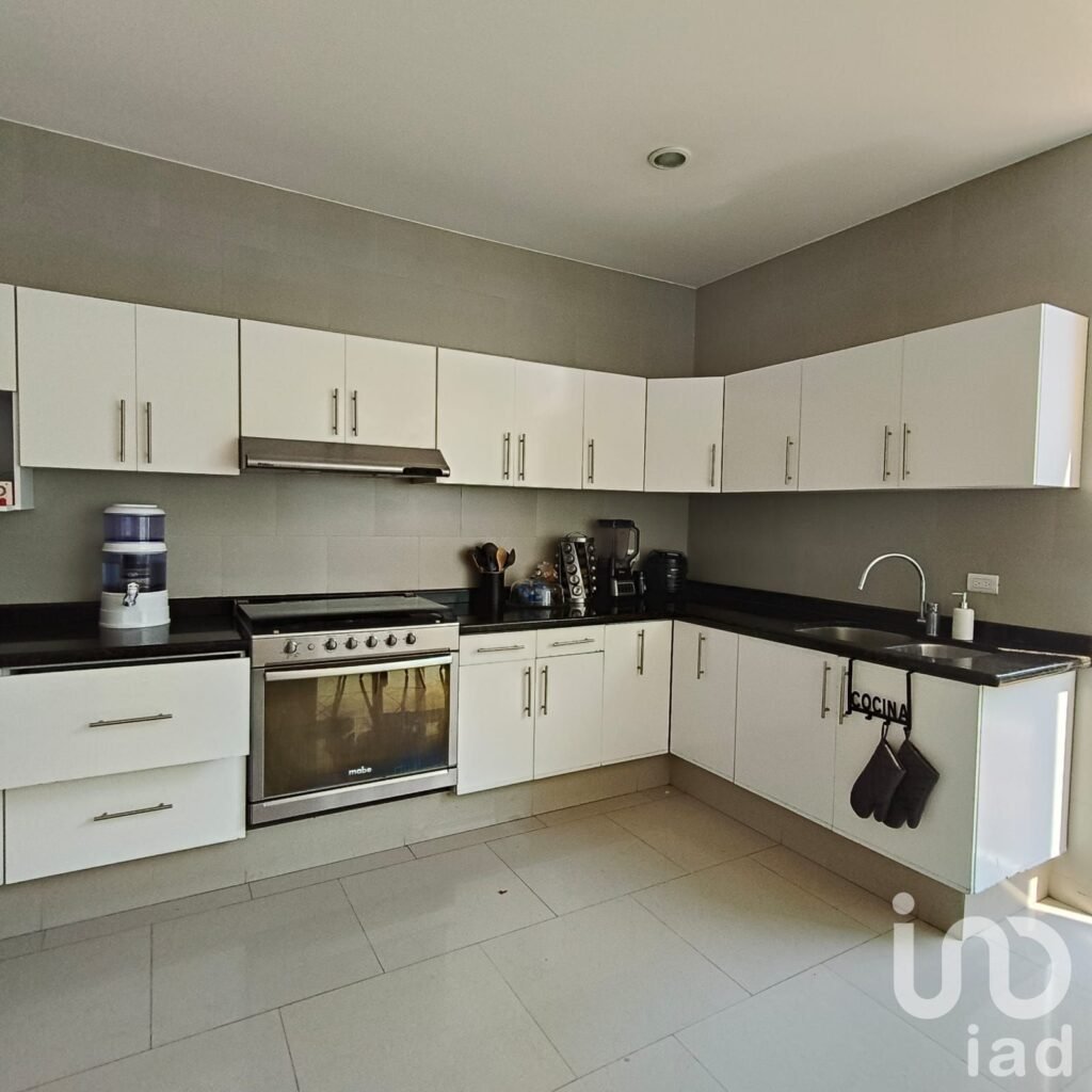 CASA EN RENTA EN EXCLUSIVO FRACC "EL LUCERO" atrás de plaza San Diego