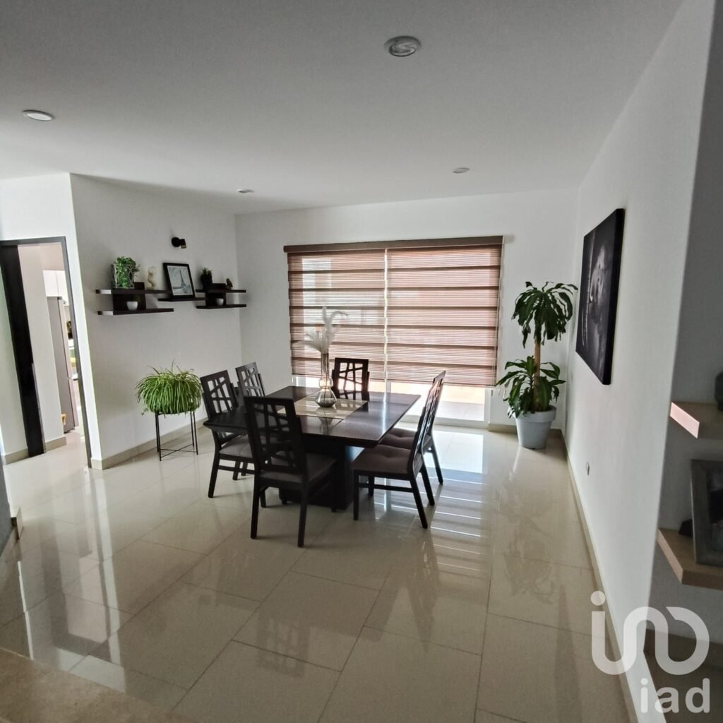 CASA EN RENTA EN EXCLUSIVO FRACC "EL LUCERO" atrás de plaza San Diego