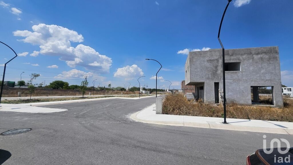 Terreno escriturado en Faro de los Cisnes Primera Etapa ¡Listo para construir!