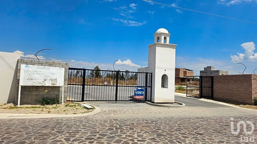 Terreno escriturado en Faro de los Cisnes Primera Etapa ¡Listo para construir!