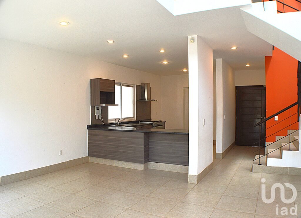 Casa Luz en Venta ubicada en Loma del Padre enfrente de Alaia en privada con seguridad y alberca