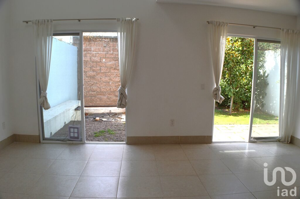 Casa Luz en Venta ubicada en Loma del Padre enfrente de Alaia en privada con seguridad y alberca