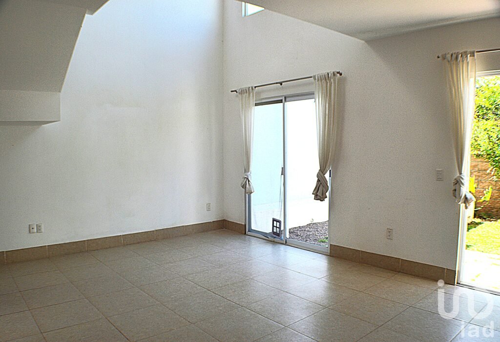 Casa Luz en Venta ubicada en Loma del Padre enfrente de Alaia en privada con seguridad y alberca