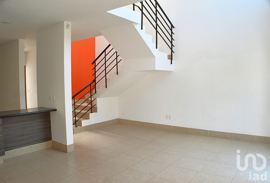 Casa Luz en Venta ubicada en Loma del Padre enfrente de Alaia en privada con seguridad y alberca