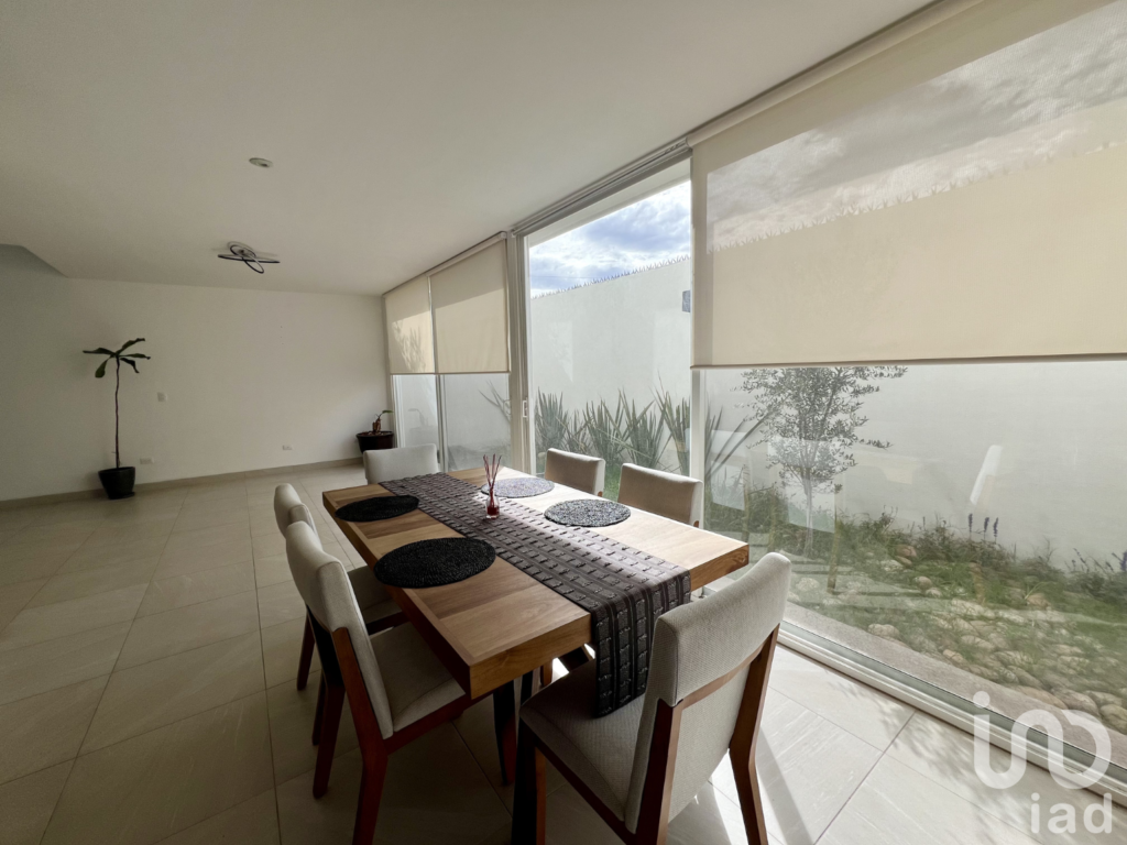 Casa de 3 pisos en renta en privada al norte