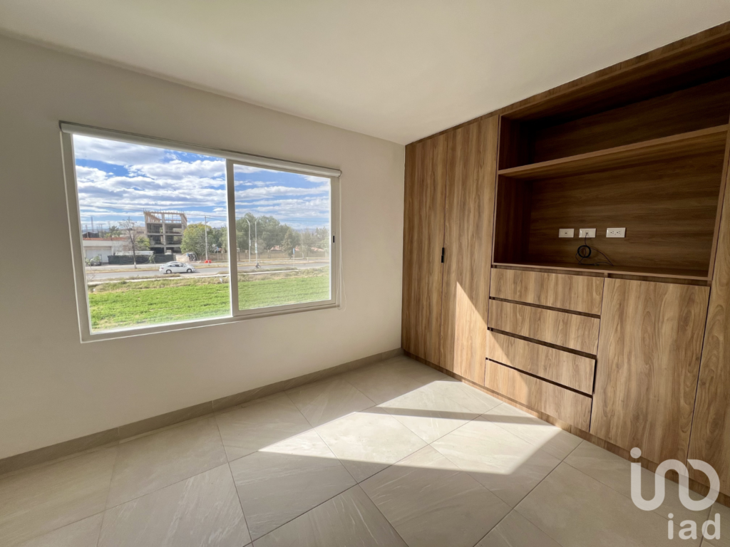 Casa de 3 pisos en renta en privada al norte