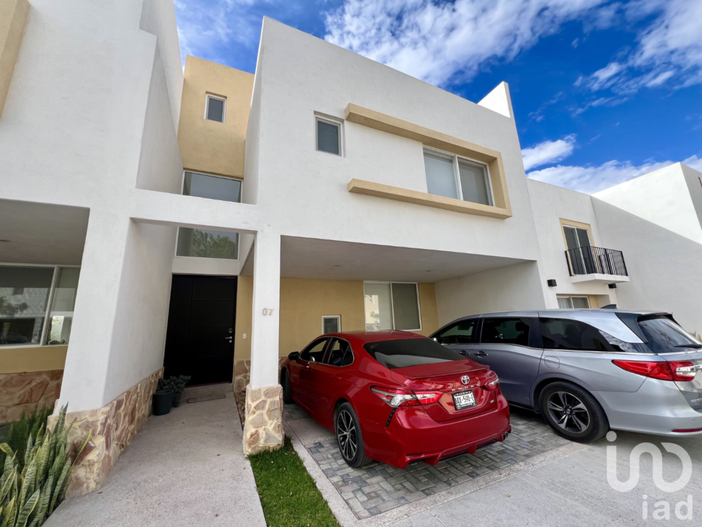 Casa de 3 pisos en renta en privada al norte