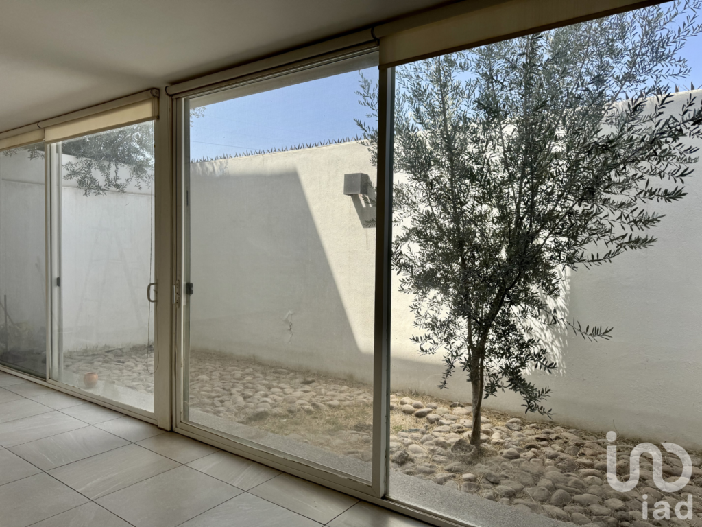 Casa de 3 pisos en renta en privada al norte