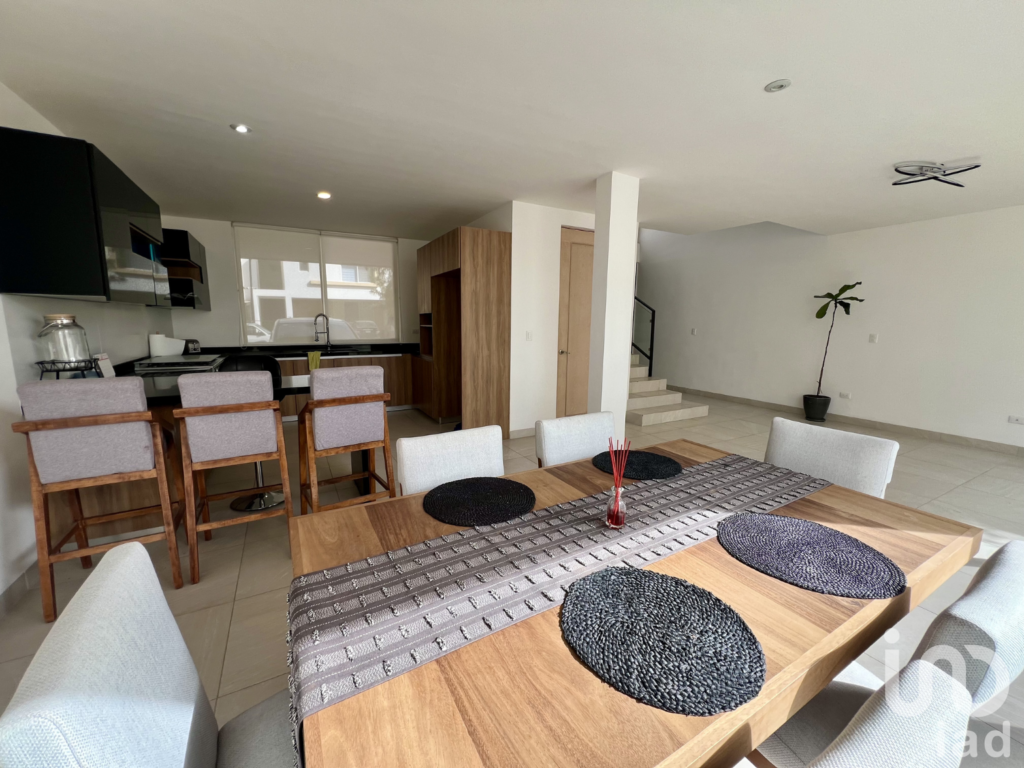 Casa de 3 pisos en renta en privada al norte