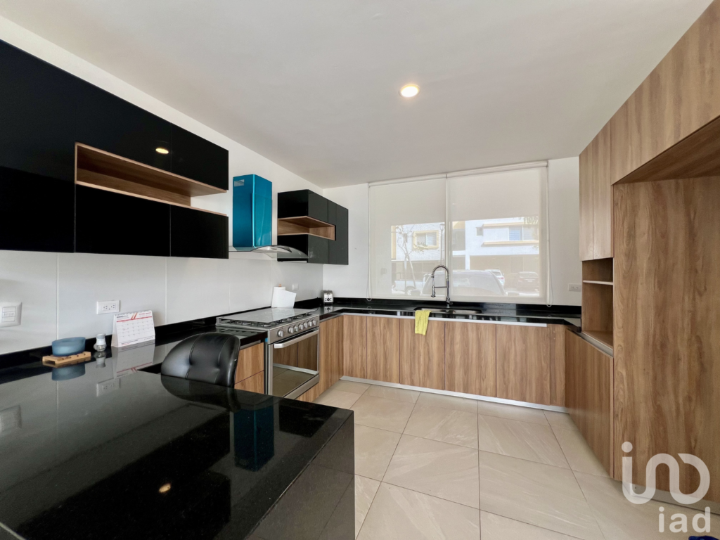 Casa de 3 pisos en renta en privada al norte