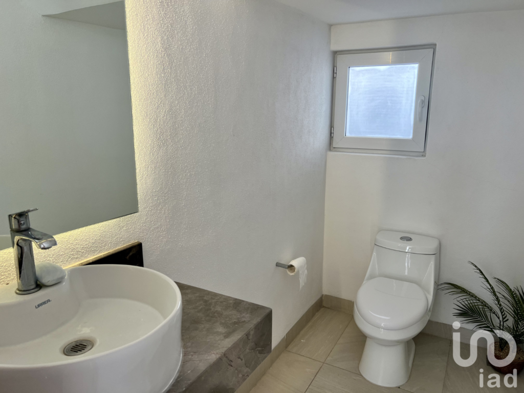 Casa de 3 pisos en renta en privada al norte