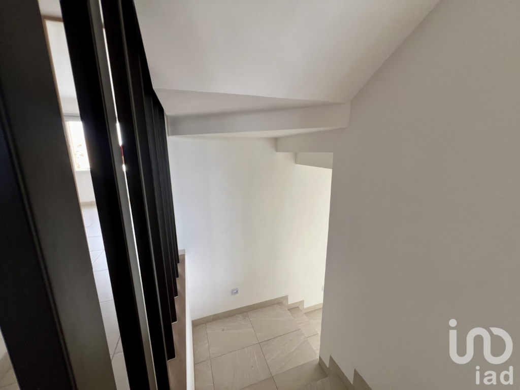 Casa de 3 pisos en renta en privada al norte