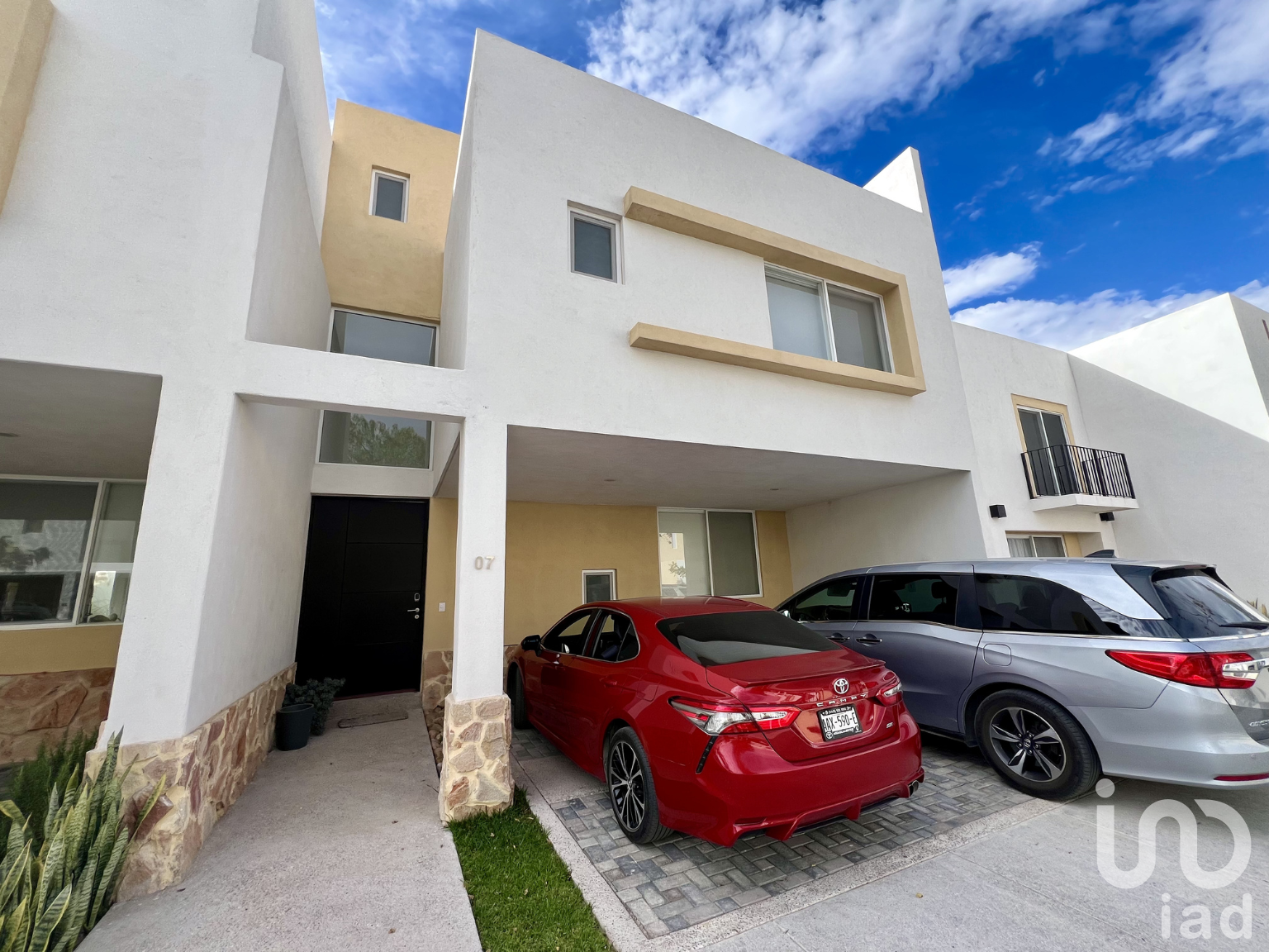 Casa de 3 pisos en renta en privada al norte