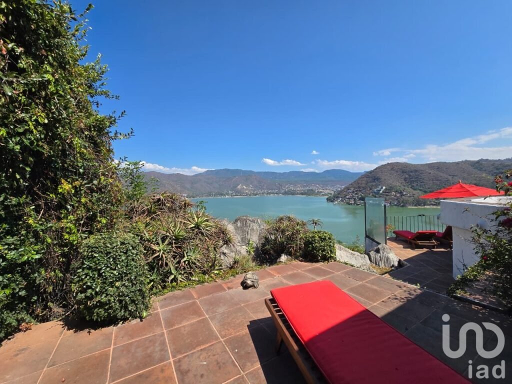 Casa en venta vista panoramica sobre el lago. La Peña Valle de Bravo.