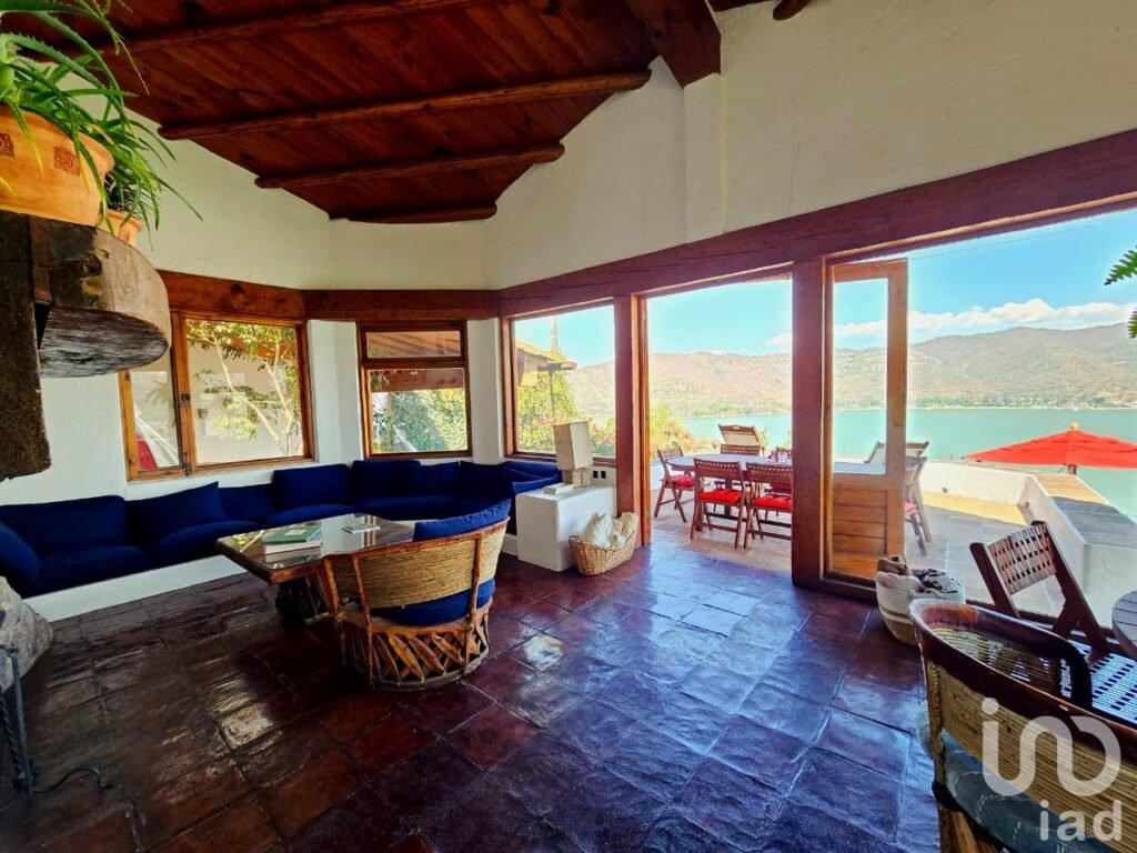 Casa en venta vista panoramica sobre el lago. La Peña Valle de Bravo.