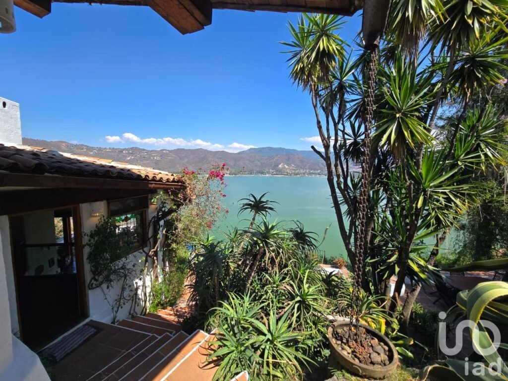 Casa en venta vista panoramica sobre el lago. La Peña Valle de Bravo.