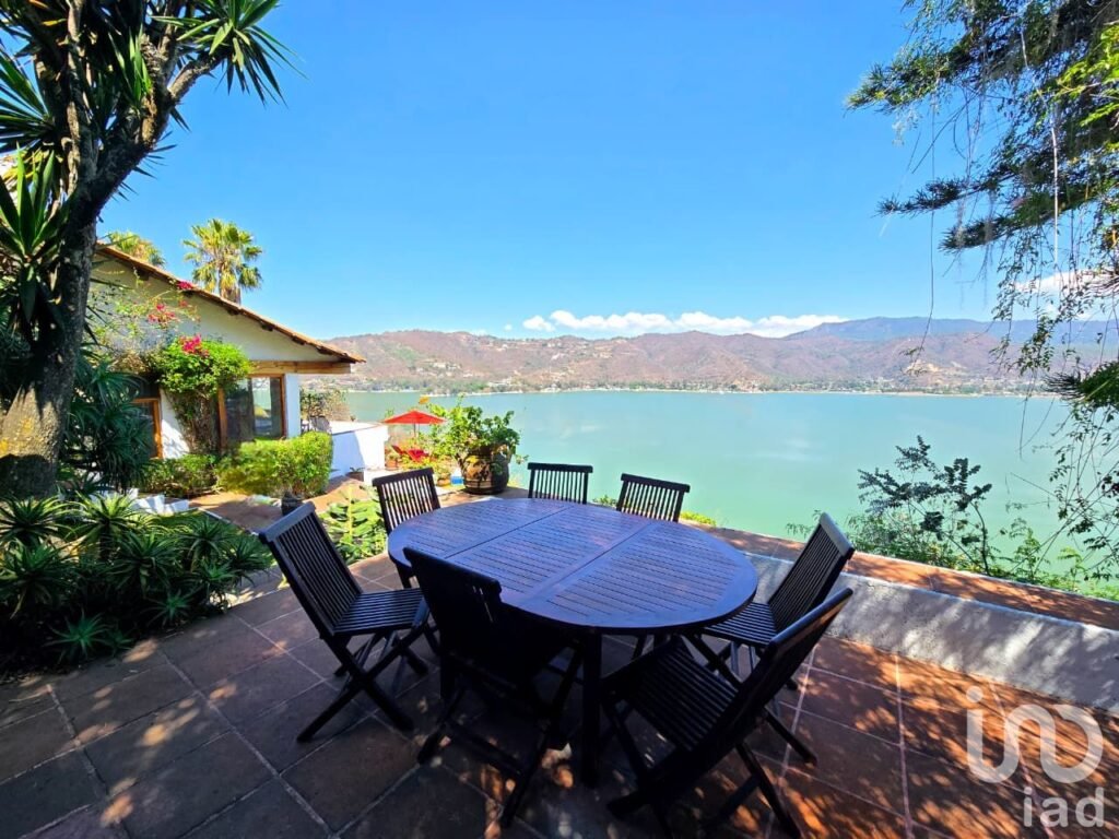 Casa en venta vista panoramica sobre el lago. La Peña Valle de Bravo.
