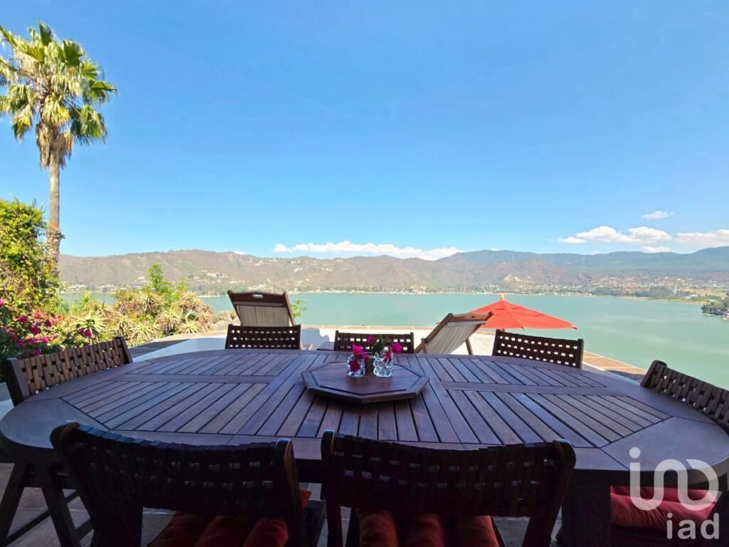 Casa en venta vista panoramica sobre el lago. La Peña Valle de Bravo.