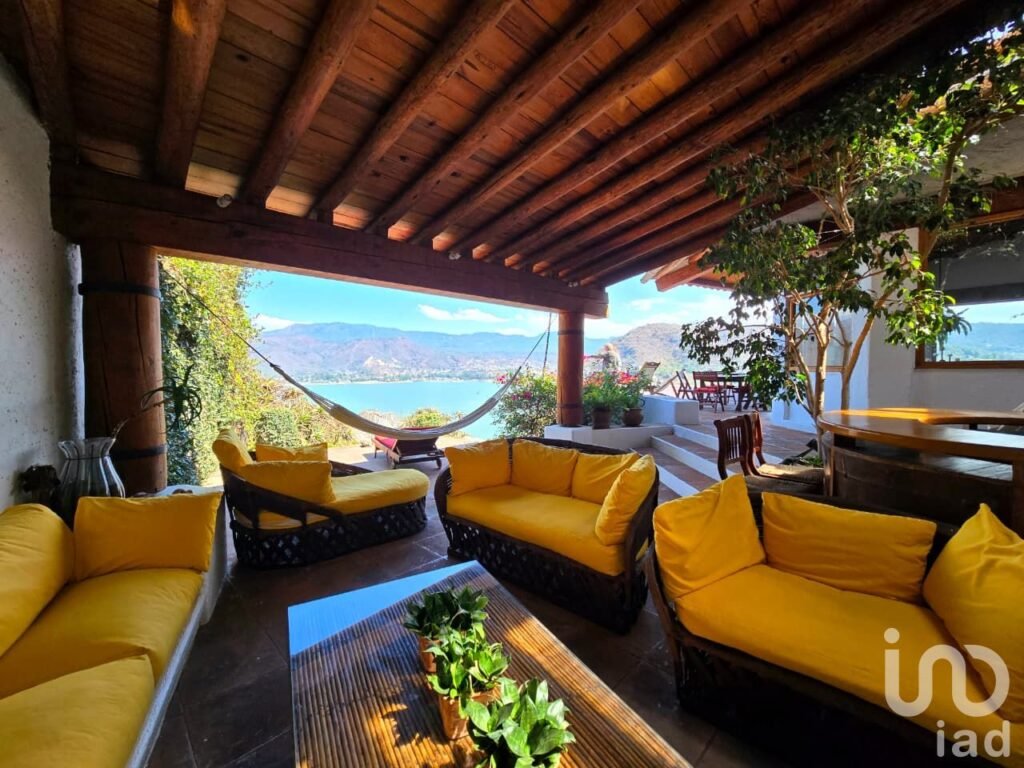 Casa en venta vista panoramica sobre el lago. La Peña Valle de Bravo.