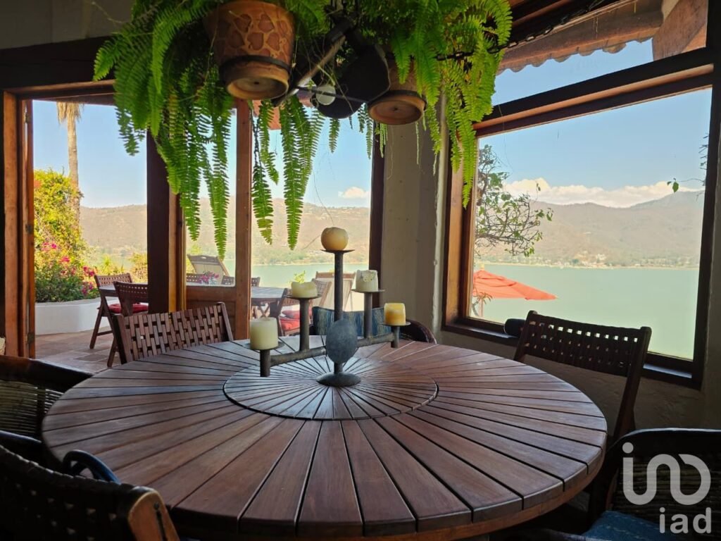 Casa en venta vista panoramica sobre el lago. La Peña Valle de Bravo.