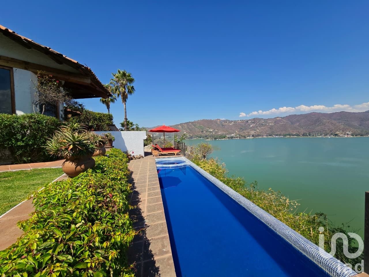 Casa en venta vista panoramica sobre el lago. La Peña Valle de Bravo.