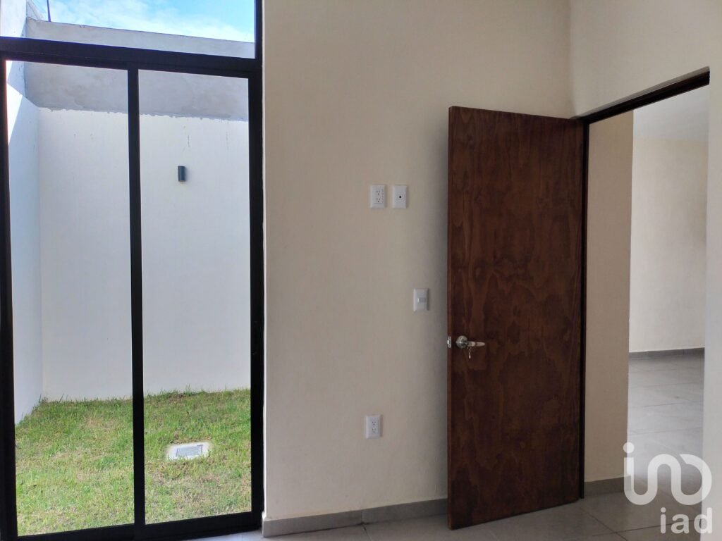 Casa en Venta de un Nivel. Cochera semi privada. 2 recámaras y 2 baños