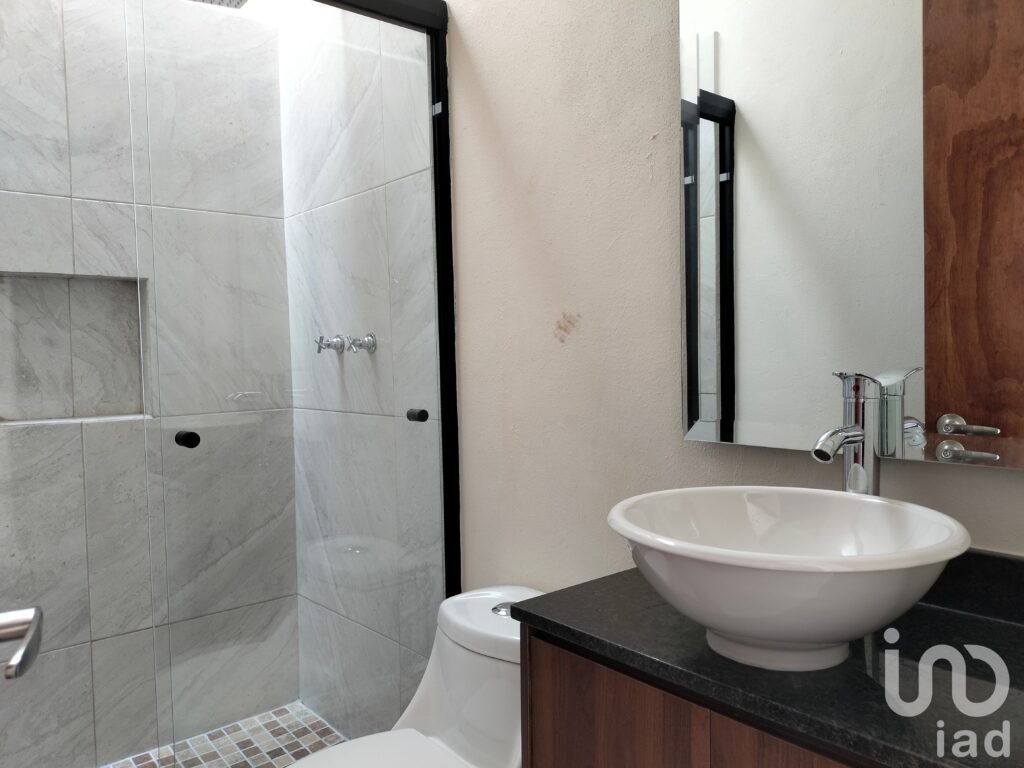 Casa en Venta de un Nivel. Cochera semi privada. 2 recámaras y 2 baños