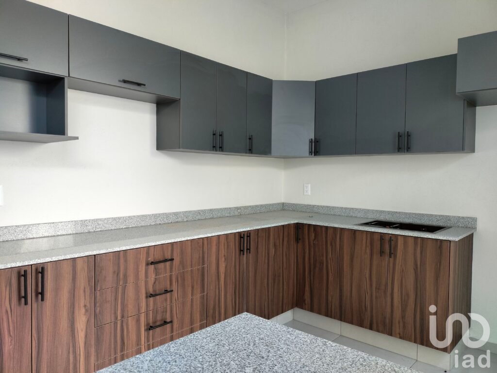 Casa en Venta. Frente a jardín, 3 recámaras, 1 en planta baja.