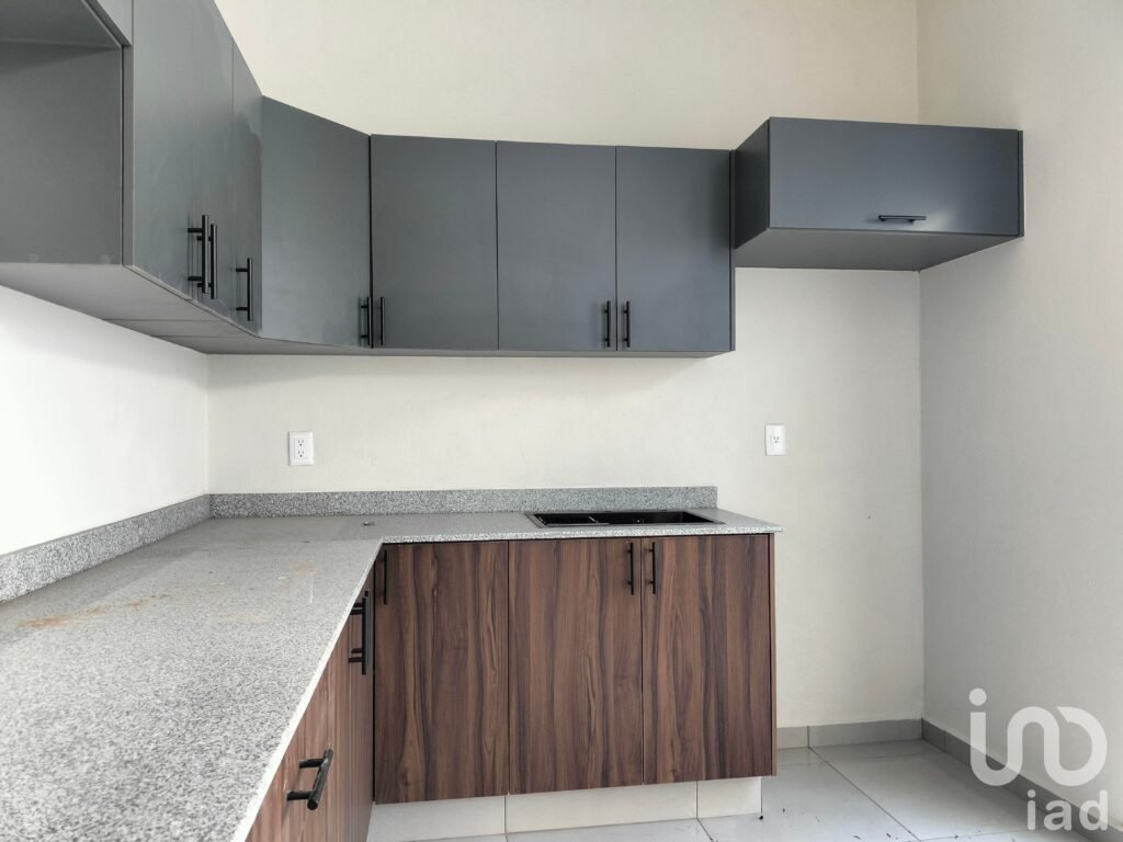 Casa en Venta. Frente a jardín, 3 recámaras, 1 en planta baja.