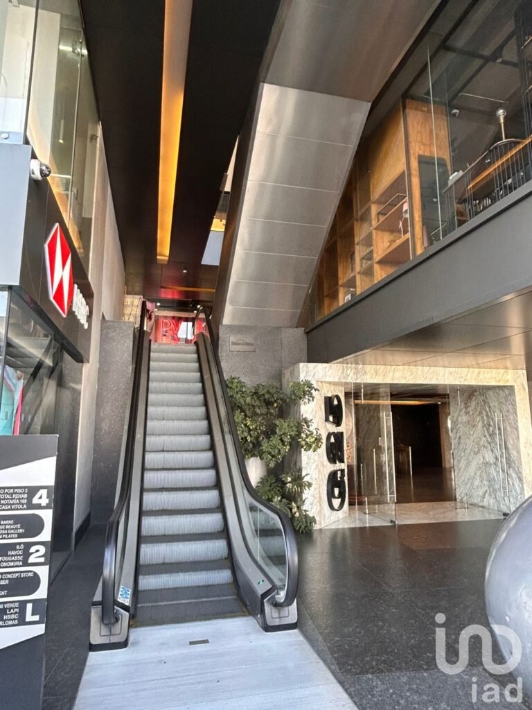 Local comercial premium en esquina enrenta en Interlomas