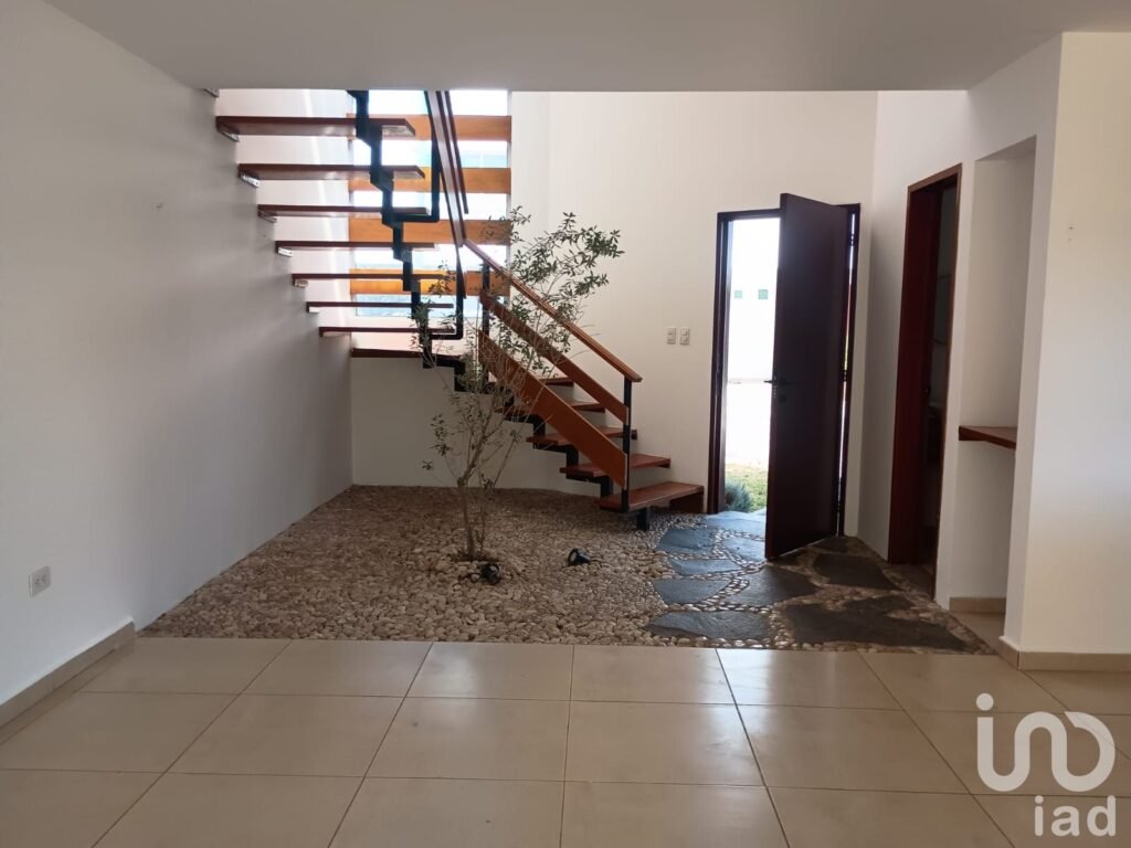 CASA EN RENTA CON AMPLIO JARDÍN EN ZONA ZEREZOTLA