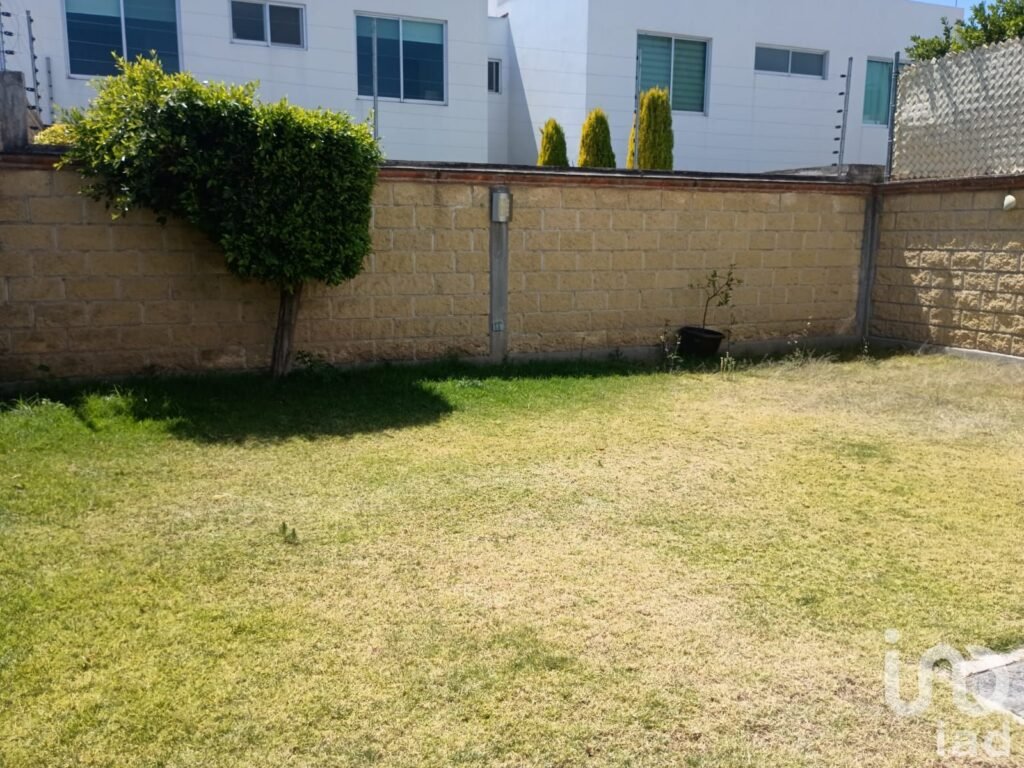 CASA EN RENTA CON AMPLIO JARDÍN EN ZONA ZEREZOTLA