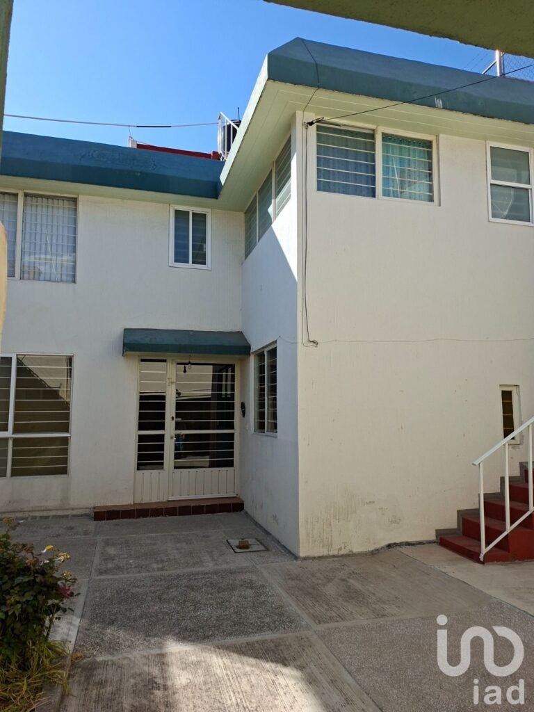 CASA EN VENTA CON 1 DEPARTAMENTO Y 2 LOCALES ZONA CENTRICA