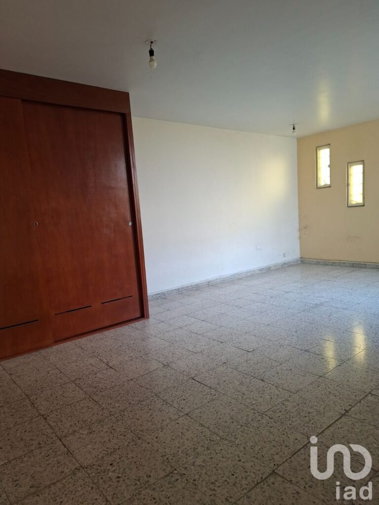 CASA EN VENTA CON 1 DEPARTAMENTO Y 2 LOCALES ZONA CENTRICA