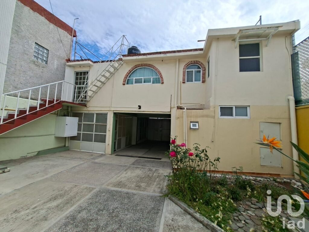 CASA EN VENTA CON 1 DEPARTAMENTO Y 2 LOCALES ZONA CENTRICA