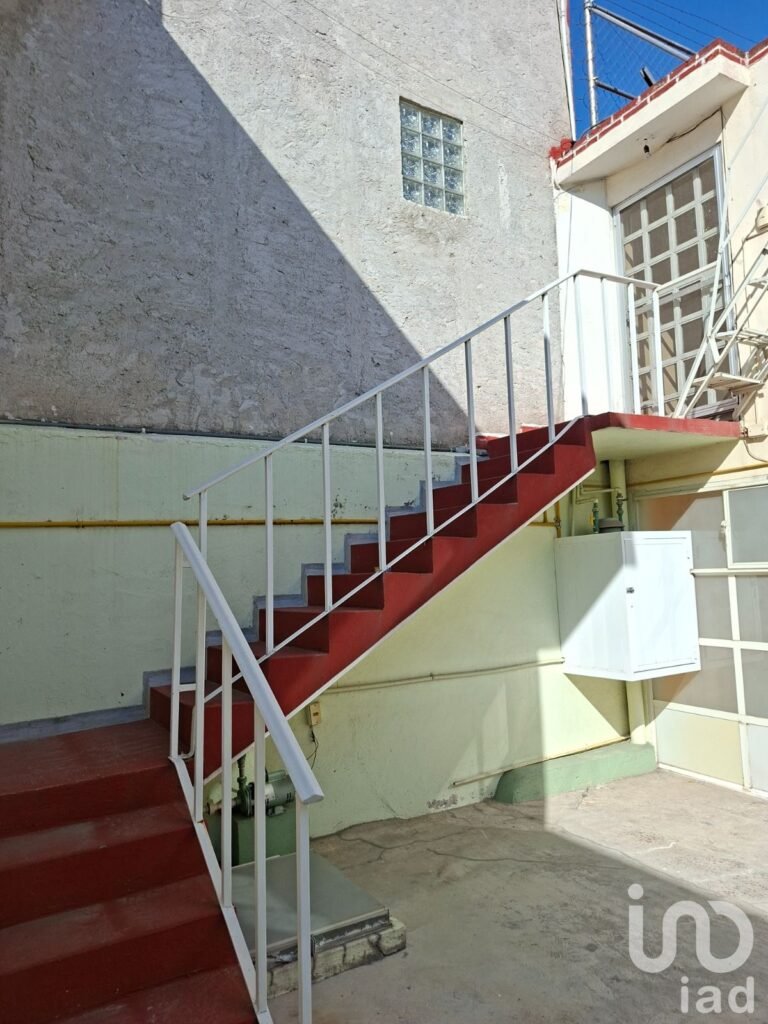 CASA EN VENTA CON 1 DEPARTAMENTO Y 2 LOCALES ZONA CENTRICA