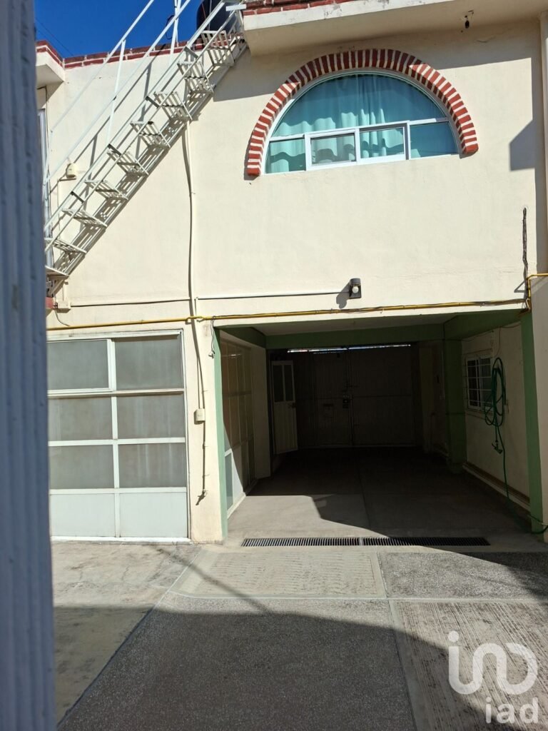 CASA EN VENTA CON 1 DEPARTAMENTO Y 2 LOCALES ZONA CENTRICA