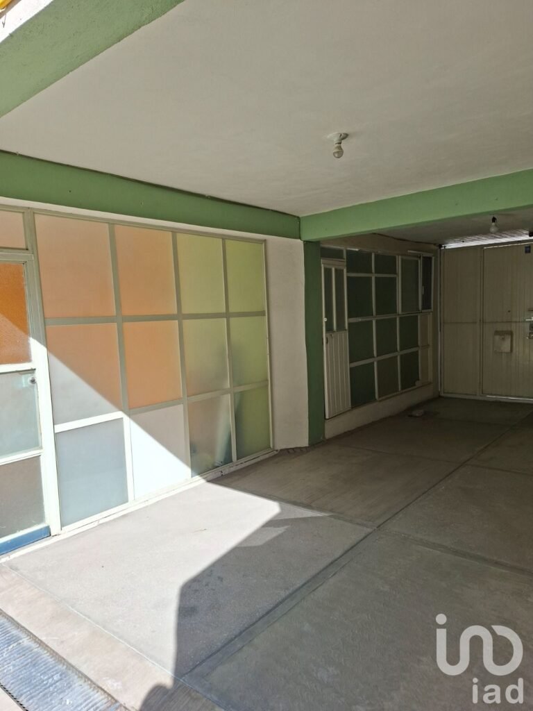 CASA EN VENTA CON 1 DEPARTAMENTO Y 2 LOCALES ZONA CENTRICA