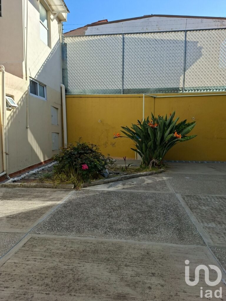 CASA EN VENTA CON 1 DEPARTAMENTO Y 2 LOCALES ZONA CENTRICA