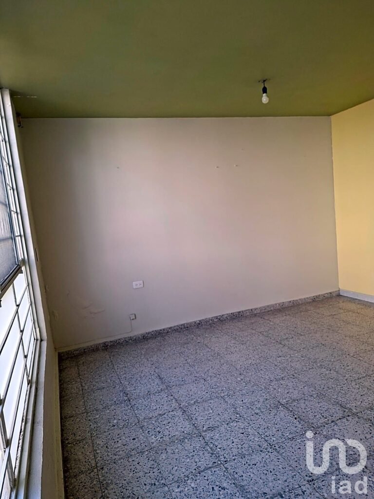 CASA EN VENTA CON 1 DEPARTAMENTO Y 2 LOCALES ZONA CENTRICA