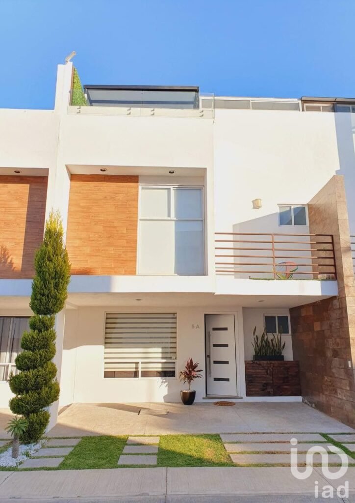CASA AMUEBLADA EN RENTA, CON ROOF GARDEN EN ZONA VOLKSWAGEN, CUAUTLANCINGO.
