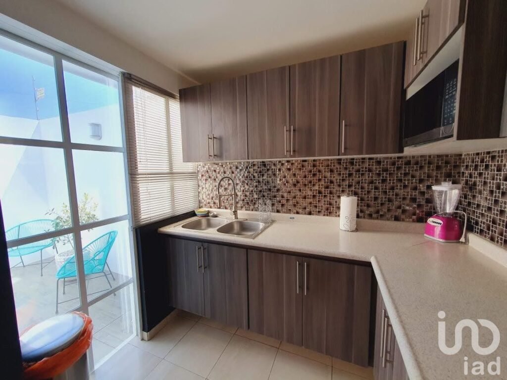 CASA AMUEBLADA EN RENTA, CON ROOF GARDEN EN ZONA VOLKSWAGEN, CUAUTLANCINGO.