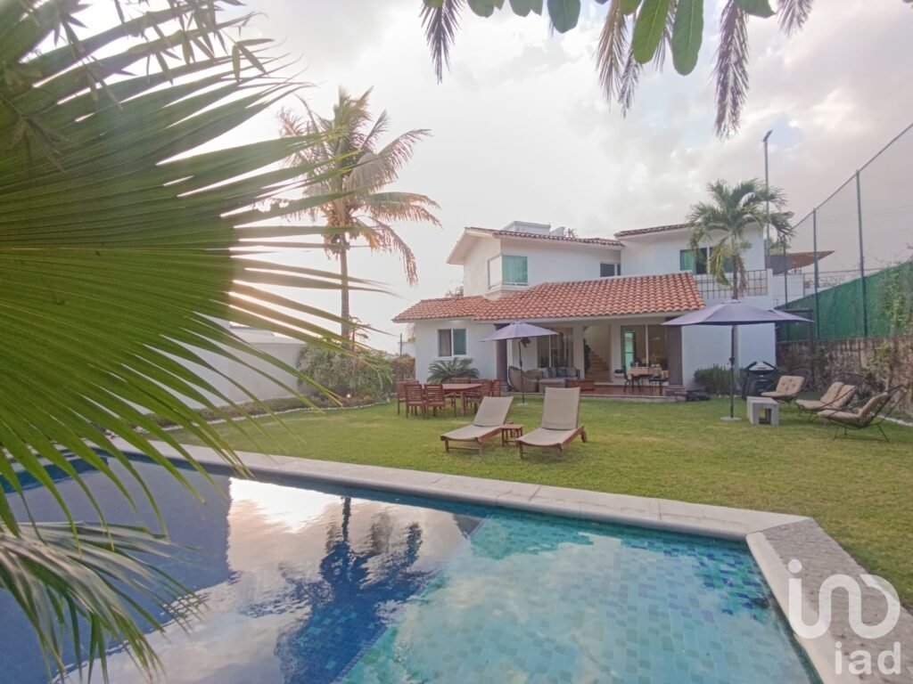 Casa con Alberca y Recamara en PB y Seguridad en Oaxtepec $5,500,000