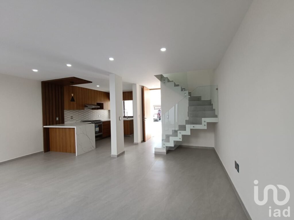 Casa en Venta en Real de Valdepeñas con Roof Garden a 7 minutos de Costco