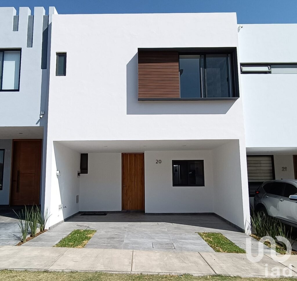 Casa en Venta en Real de Valdepeñas con Roof Garden a 7 minutos de Costco