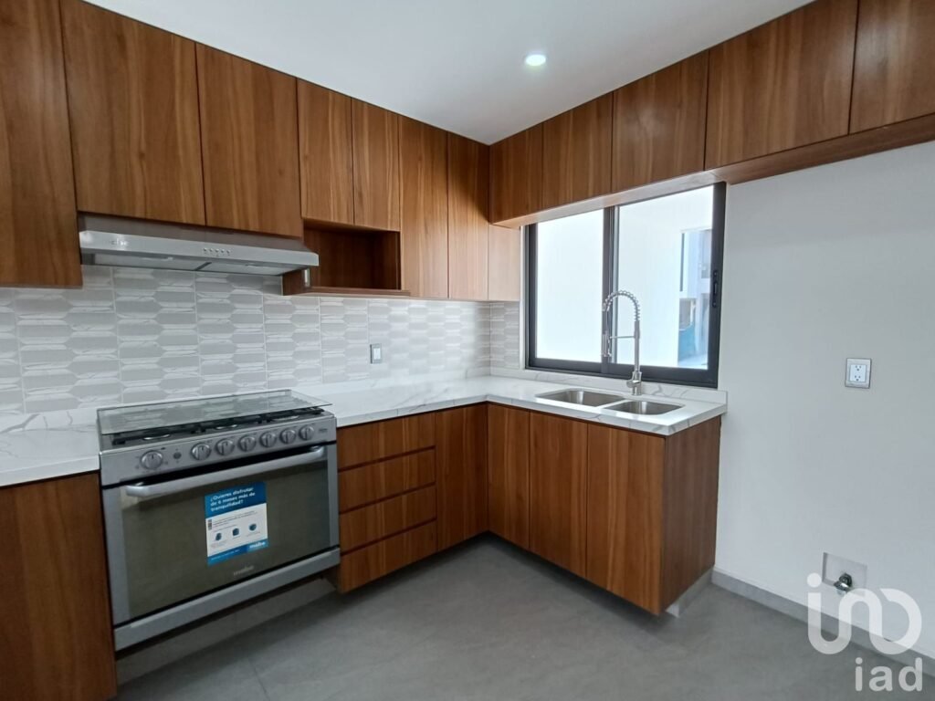 Casa en Venta en Real de Valdepeñas con Roof Garden a 7 minutos de Costco