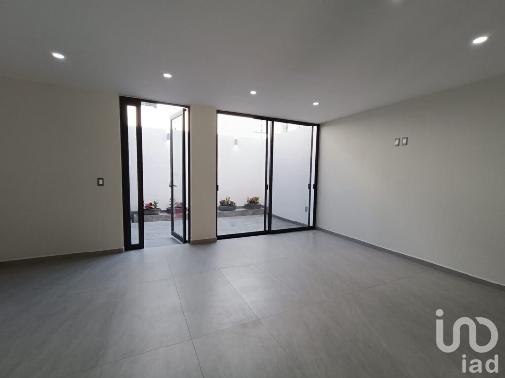 Casa en Venta en Real de Valdepeñas con Roof Garden a 7 minutos de Costco