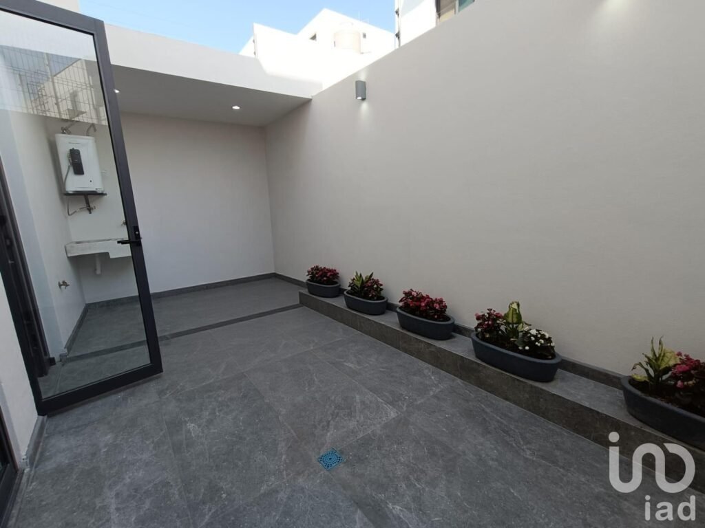 Casa en Venta en Real de Valdepeñas con Roof Garden a 7 minutos de Costco