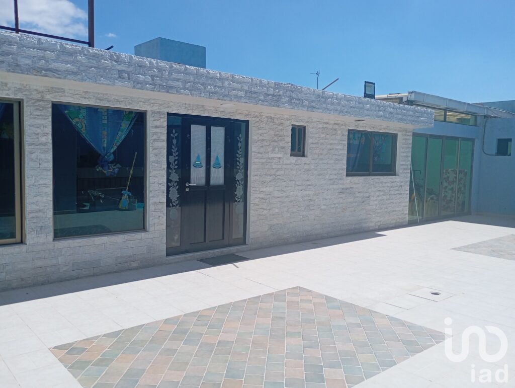VENTA DE CASA CON 10 CUARTOS DE RENTA Y CASA CON ALBERCA CERCA DE LA UNIVESIDAD DEL FUTBOL PACHUCA
