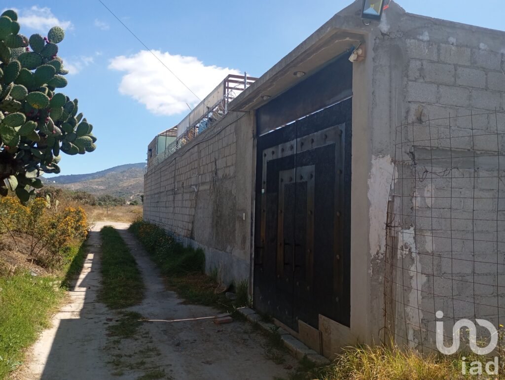 VENTA DE CASA CON 10 CUARTOS DE RENTA Y CASA CON ALBERCA CERCA DE LA UNIVESIDAD DEL FUTBOL PACHUCA